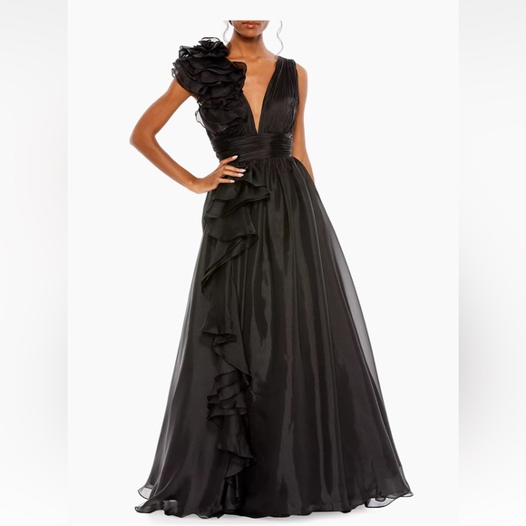 Mac Duggal
Ruffle Shoulder V-Neck Gown - Picture 1 of 3